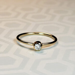 Anel com diamante em ouro amarelo