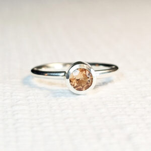 Anel com turmalina rosa alaranjada em prata