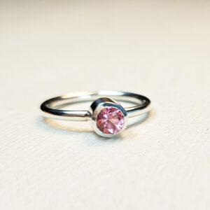 Anel com turmalina rosa em prata