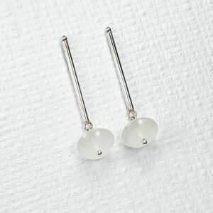 Brincos traço longo com quartzo leitoso em prata