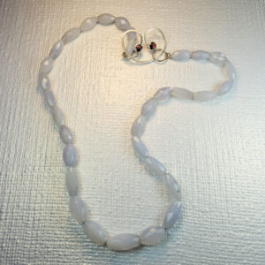 foto de colar com calcedônias e fecho em volutas com 2 turmalinas rosa