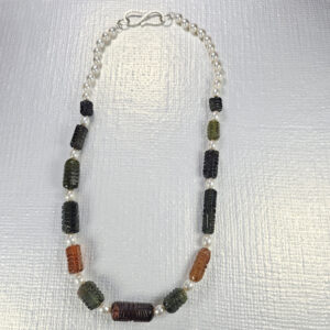 Colar com turmalinas esculpidas e pérolas em prata