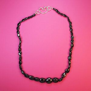 Colar com granadas e fecho volutas em prata