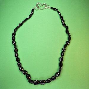 Colar com granadas e fecho volutas em prata 2