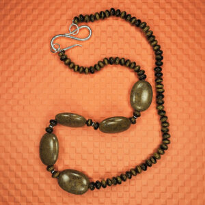 Colar com jaspe e olho-de-tigre em prata