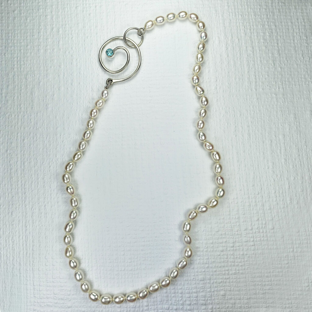 Colar com pérolas ovais e fecho espiral com apatita em prata