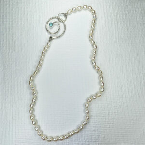 Colar com pérolas ovais e fecho espiral com apatita em prata