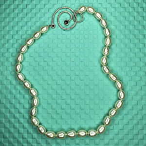 Colar de pérola e diamante colorido com fecho espiral em prata