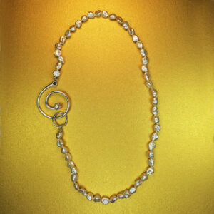 Colar com pérolas Keshi e fecho espiral em prata