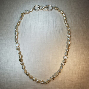 Colar com pérolas Keshi e fecho em S de prata