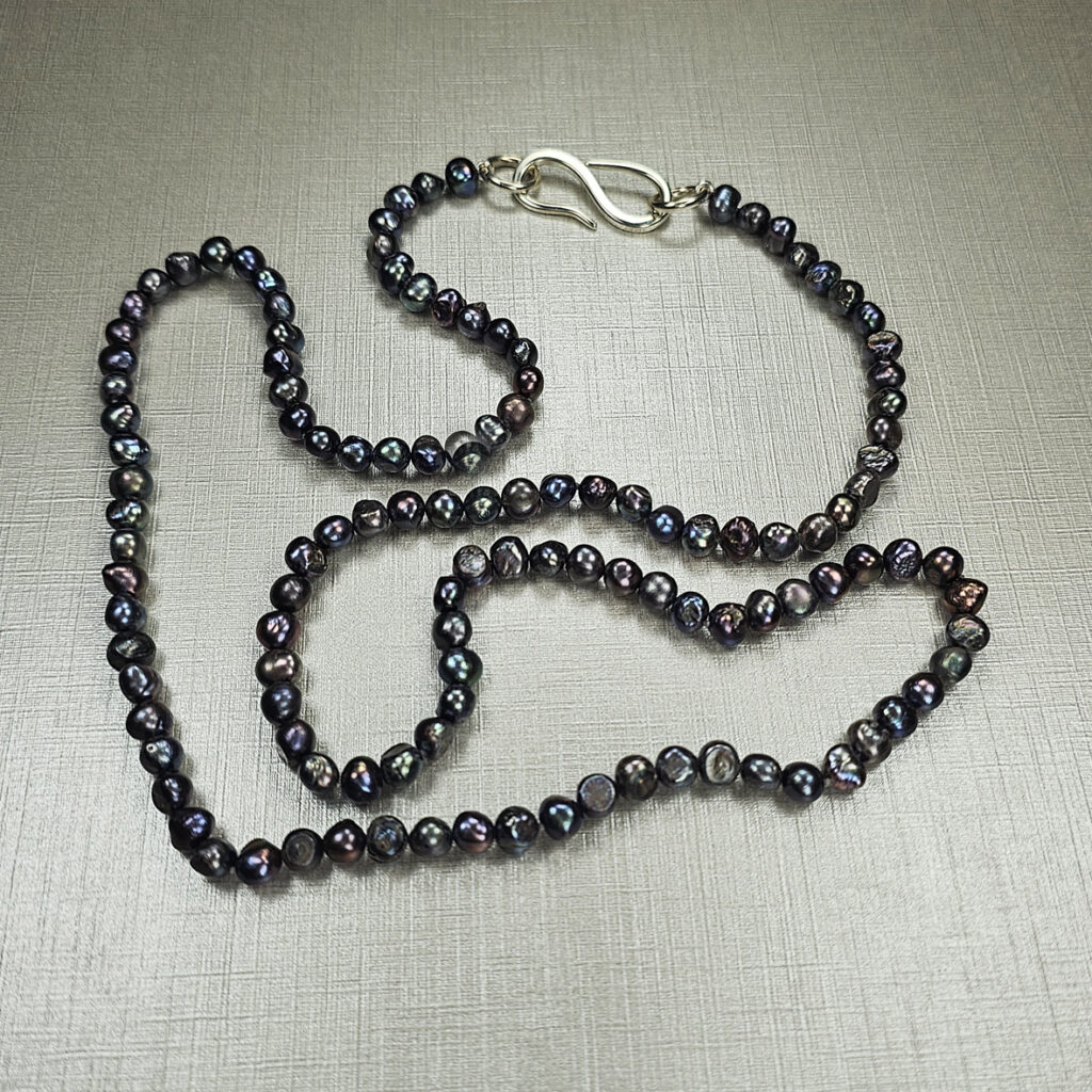 Colar com pérolas barrocas negras pequenas e fecho S em prata