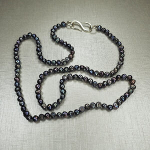 Colar com pérolas barrocas negras pequenas e fecho S em prata