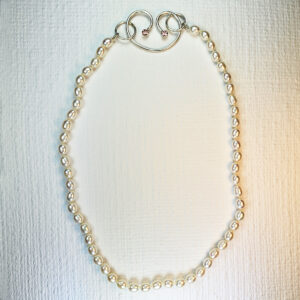 Colar com pérolas ovais e fecho volutas com turmalinas rosa em prata