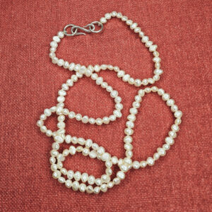 Colar com pérolas barrocas pequenas e fecho S em prata