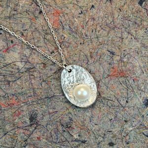 Pingente com pérola em prata reticulada