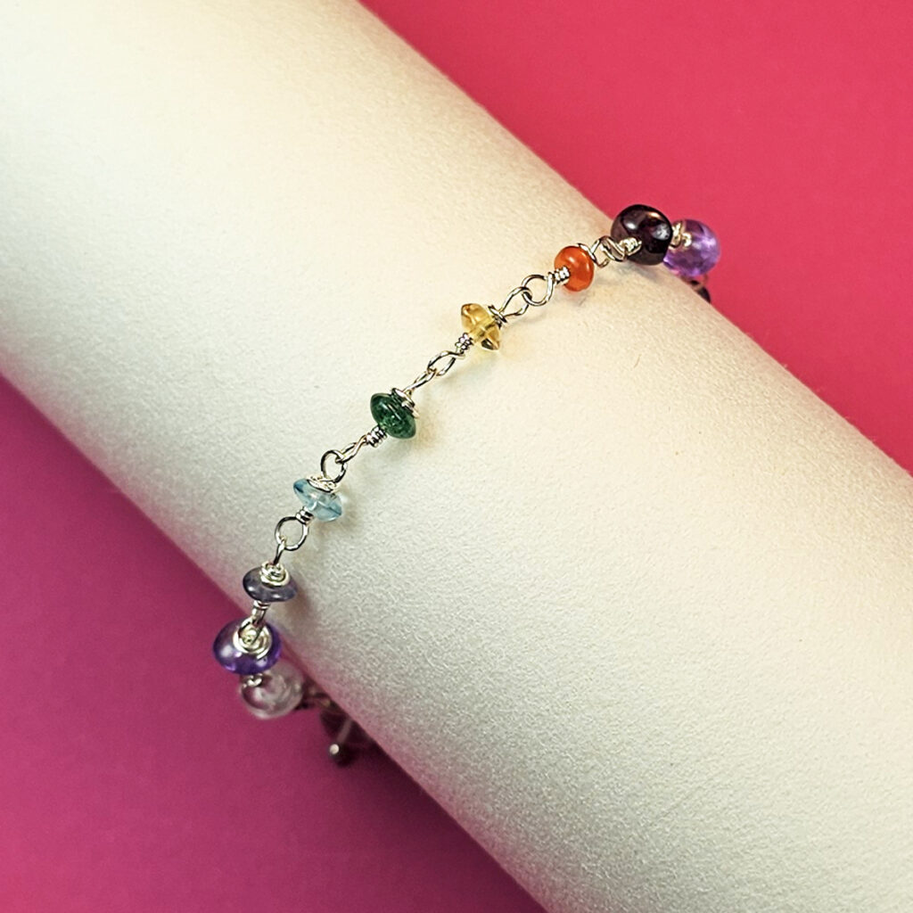 Pulseira infantil arco-íris e corrente de prata