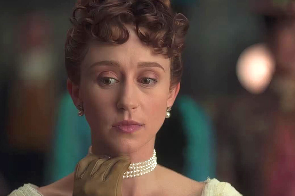 Mulher segura colar de pérolas com as mãos