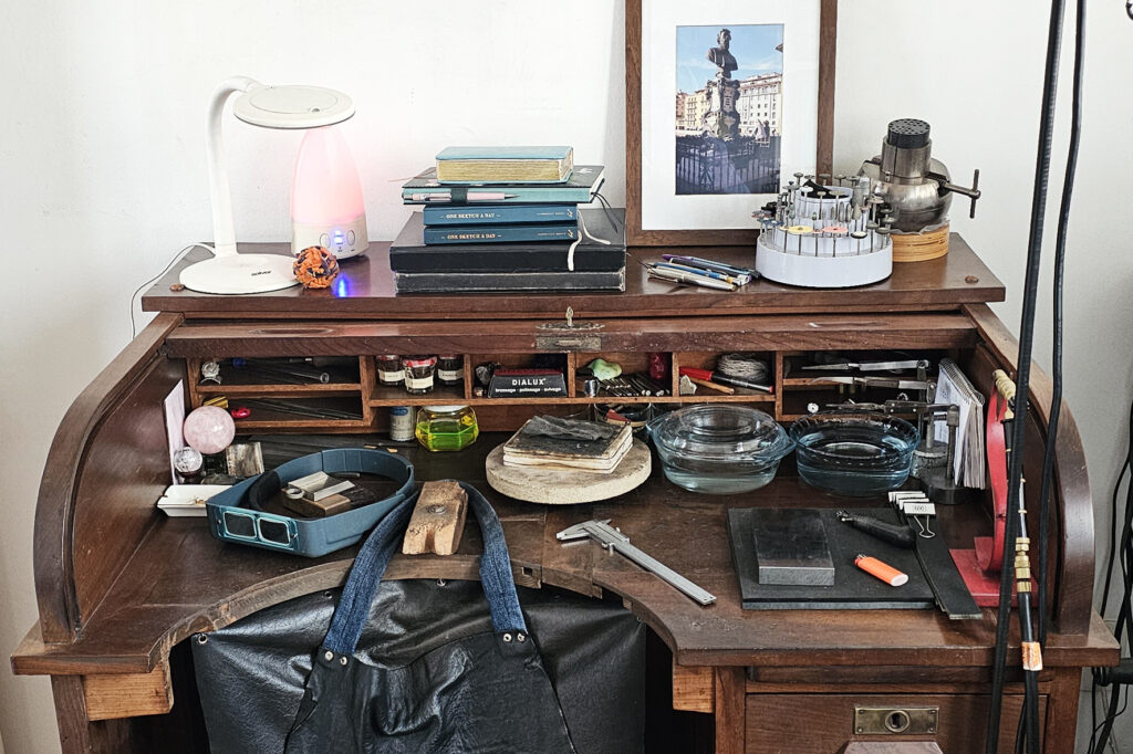 Foto de uma bancada de ourivesaria criada em uma escrivaninha antiga