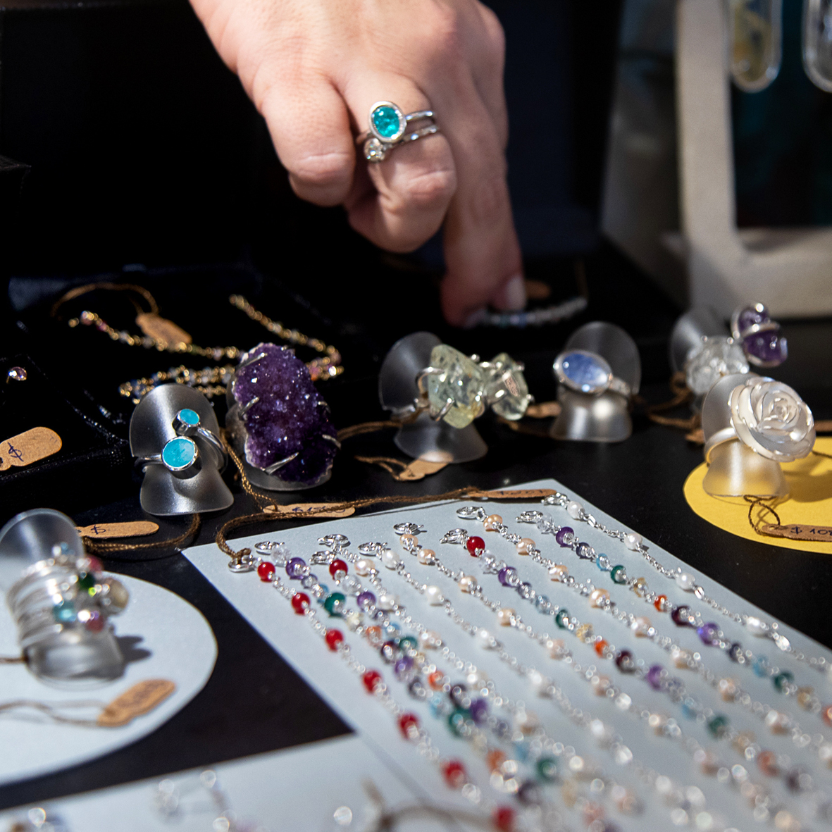 Ana Passos Joias foto de uma exposição de joias em evento