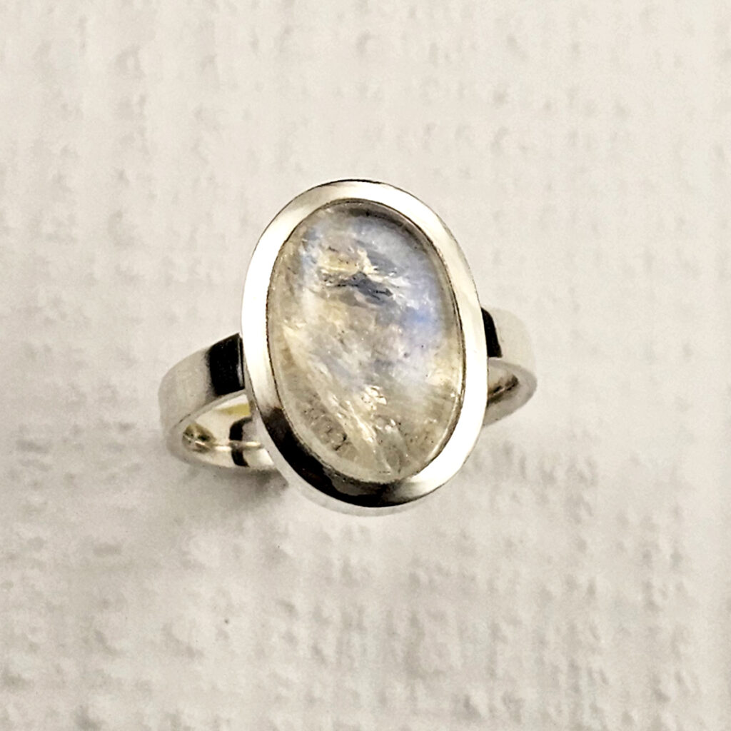 Anel com pedra da lua em prata