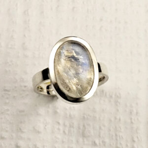 Anel com pedra da lua em prata