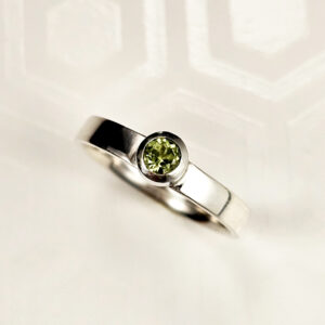 Anel com peridoto menor em prata