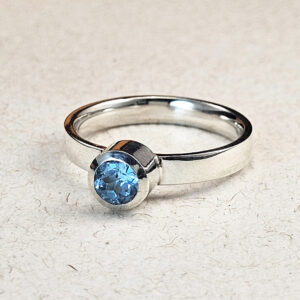 Anel com topázio azul em prata