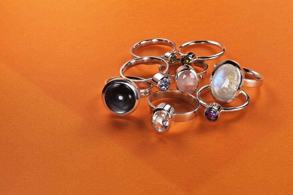 Conjunto de anéis variados sobre fundo laranja