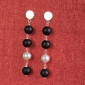 Brincos círculo com ágatas negras e pérolas em prata