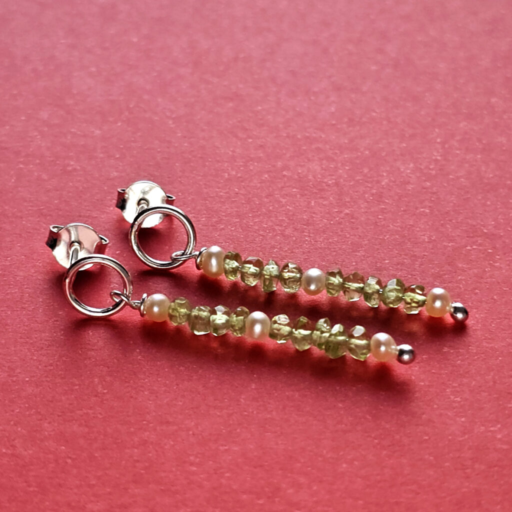 Brincos círculo com peridotos e mini pérolas em prata
