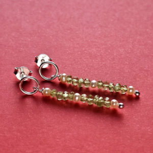 Brincos círculo com peridotos e mini pérolas em prata