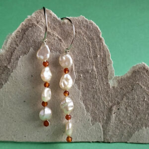 Brincos gancho com pérolas Keshi e cornalinas em prata