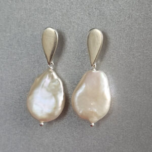 Brincos gota com pérolas barrocas em prata