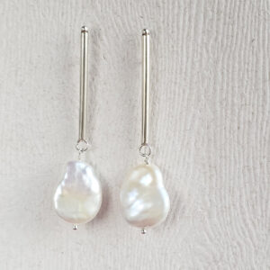 Brincos traço longo com pérolas barrocas em prata