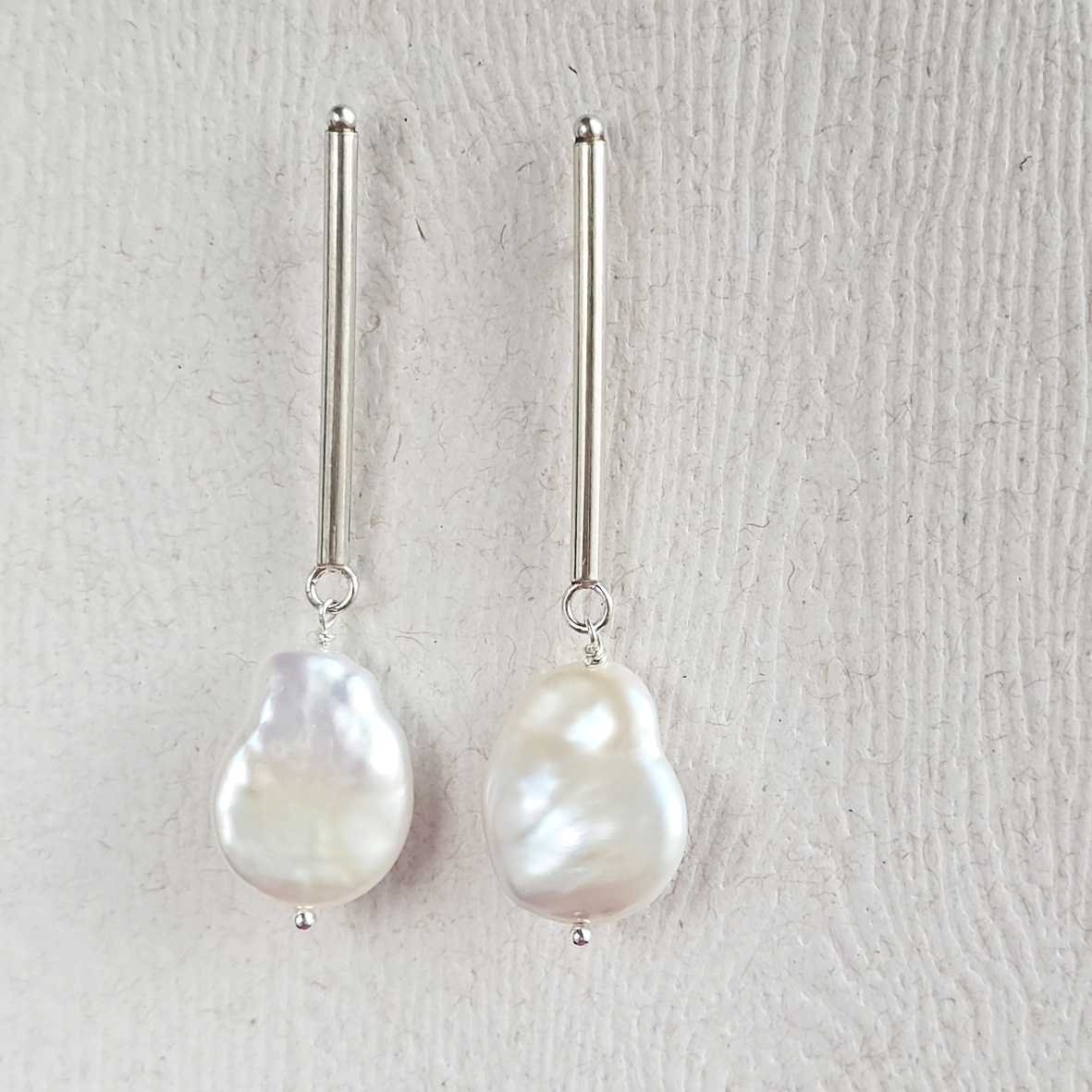 Brincos traço longo com pérolas barrocas em prata