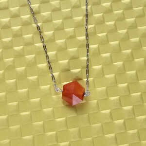 Pingente com cornalina hexagonal e corrente elos retângulo em prata