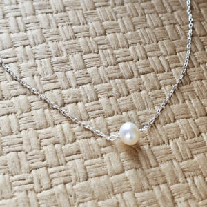 pingente de pérola em prata com corrente