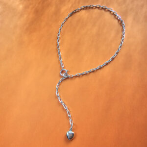 Tornozeleira com elos retângulo e coraçãozinho em prata.