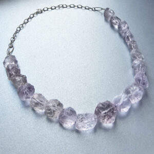 Colar com ametistas marteladas em prata