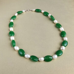 Colar com jade oval e pérola barroca em prata