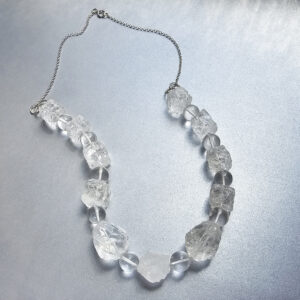 Colar com quartzo martelado e esferas em prata