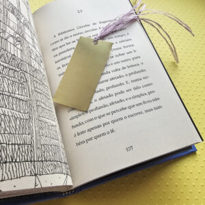 Marcador de livro retângulo curto em latão e palha de seda