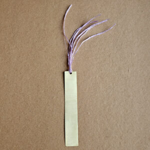 Marcador de livro retângulo em latão e palha de seda