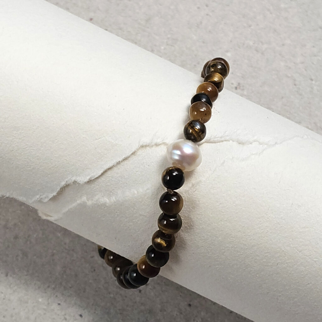 Pulseira com olho de tigre e pérola central em prata