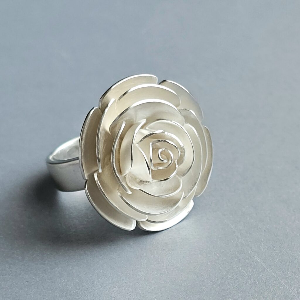 Anel Rosa estilizada em prata