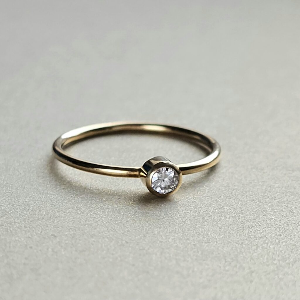 Anel com diamante em ouro amarelo
