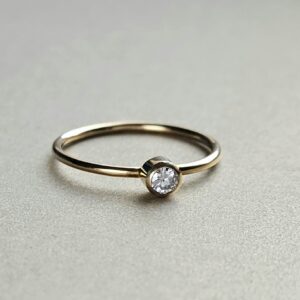 Anel com diamante em ouro amarelo