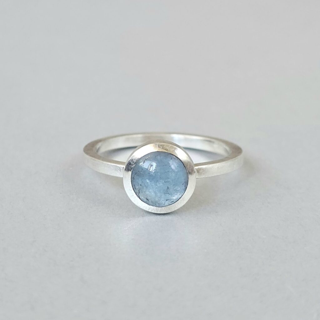 Anel com água-marinha cabochão em prata