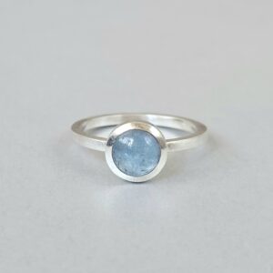 Anel com água-marinha cabochão em prata