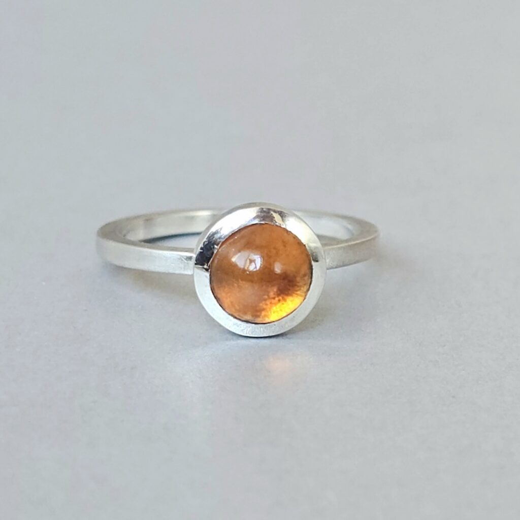 Anel com citrino cabochão em prata
